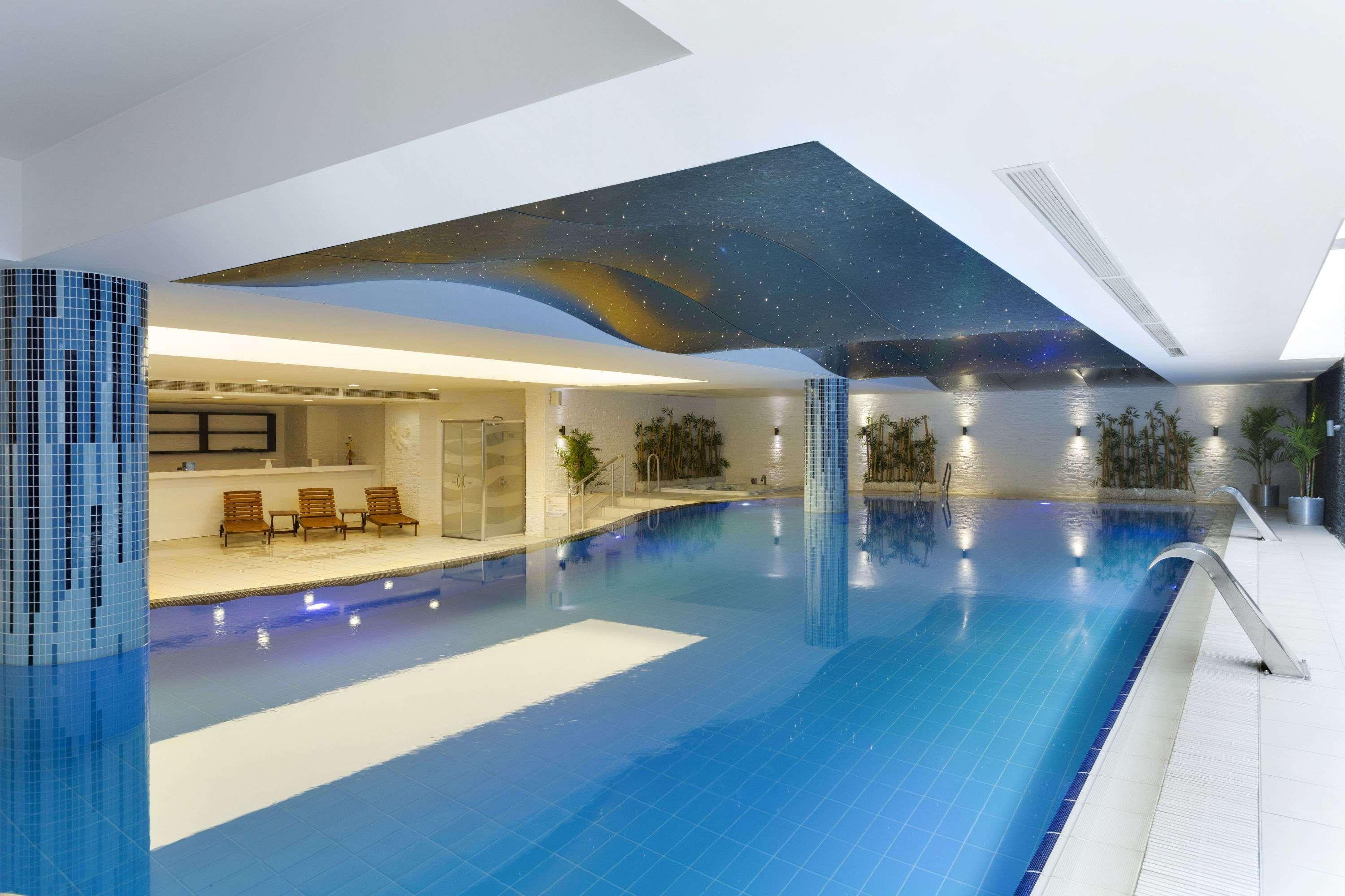 Ramada Plaza By Wyndham Izmit Cocaeli Exterior foto The swimming pool at the hotel