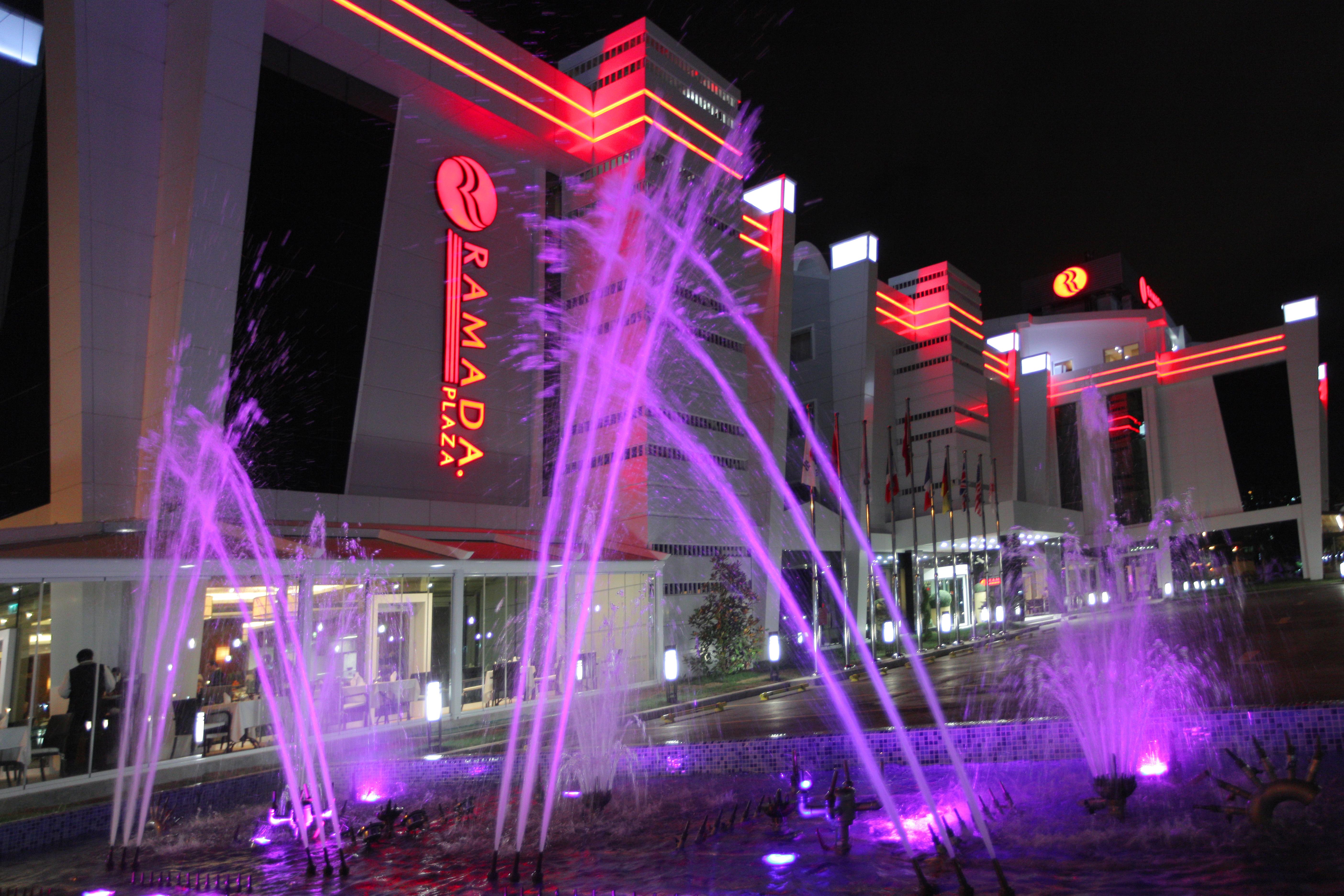 Ramada Plaza By Wyndham Izmit Cocaeli Exterior foto Fountains at the hotel