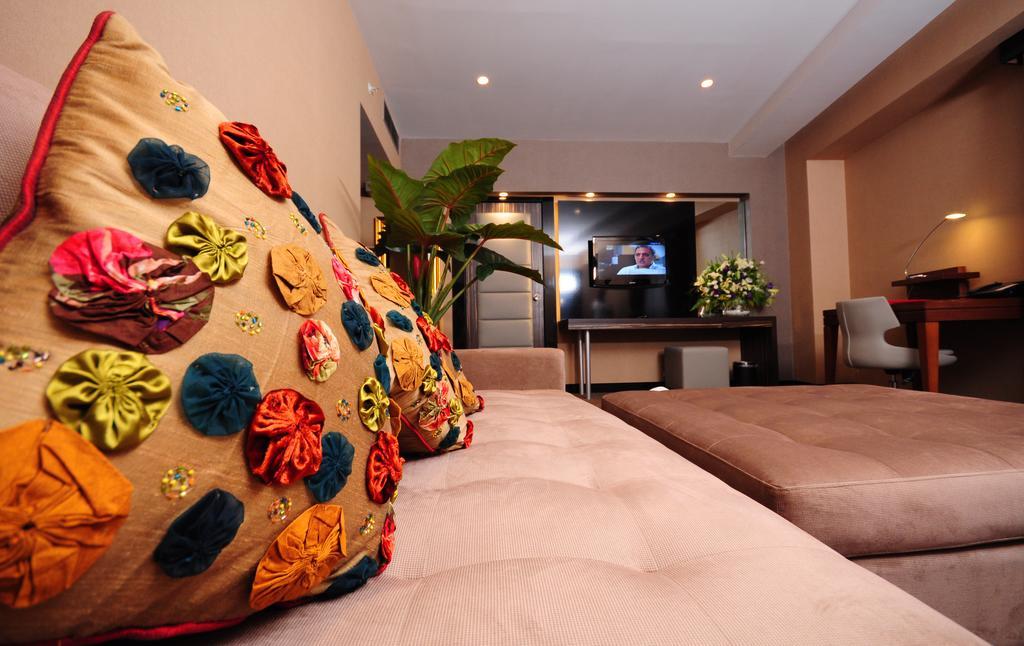 Ramada Plaza By Wyndham Izmit Cocaeli Exterior foto A room at the hotel