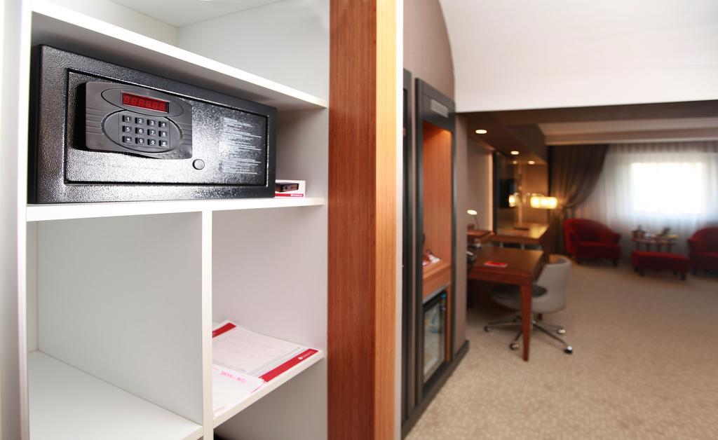 Ramada Plaza By Wyndham Izmit Cocaeli Exterior foto A safe in a hotel room
