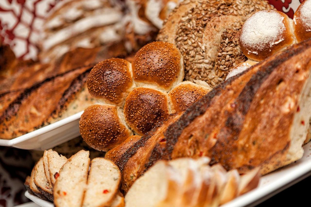 Ramada Plaza By Wyndham Izmit Cocaeli Exterior foto Assorted breads